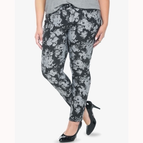Torrid 22 Plus (Actual 45 x 29) Pants Jeans  Black and Gray Floral Stretch - Picture 1 of 5